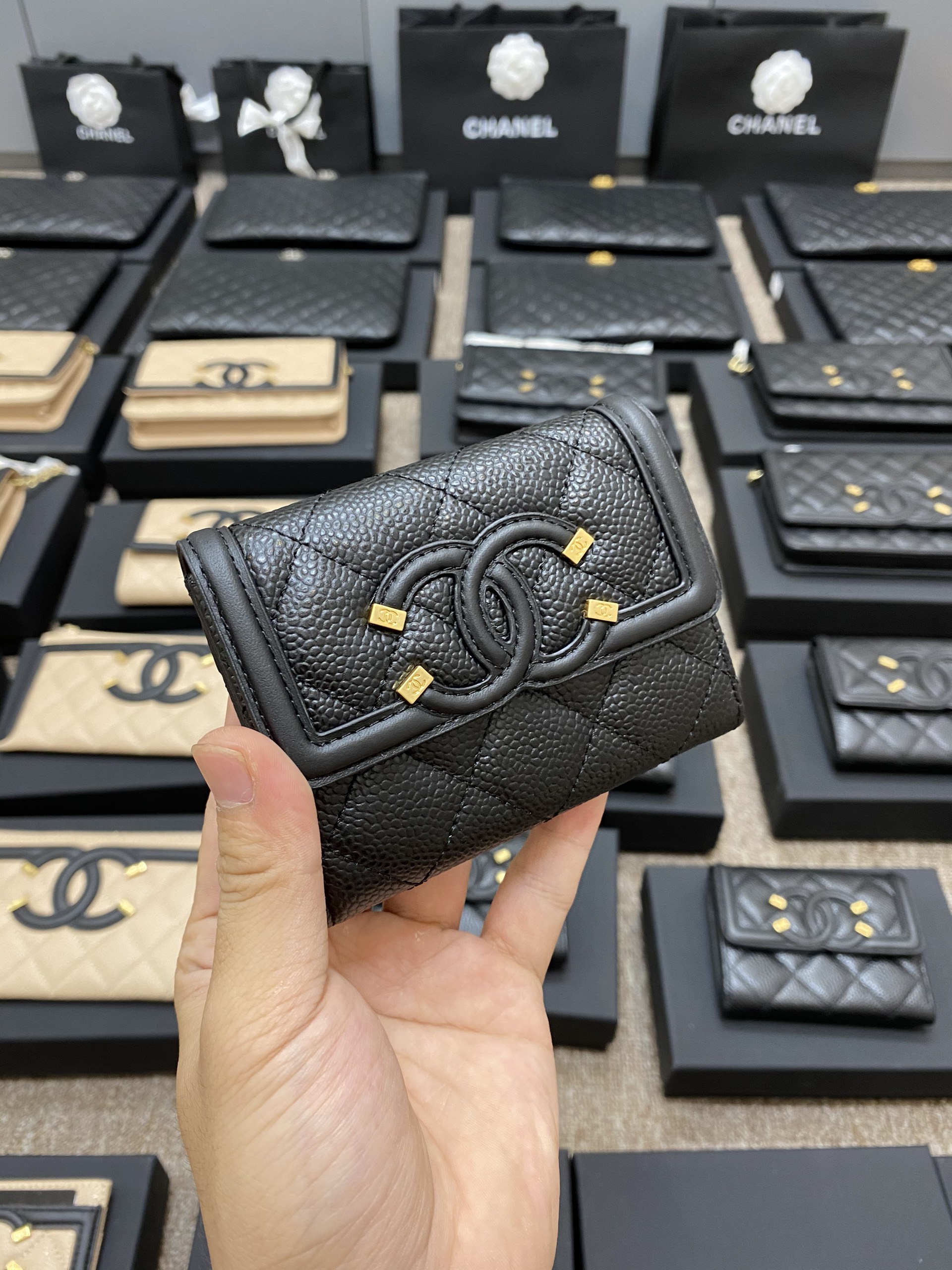 Ví ngắn Chanel da sần màu đen họa tiết kẻ ô logo vàng cao cấp